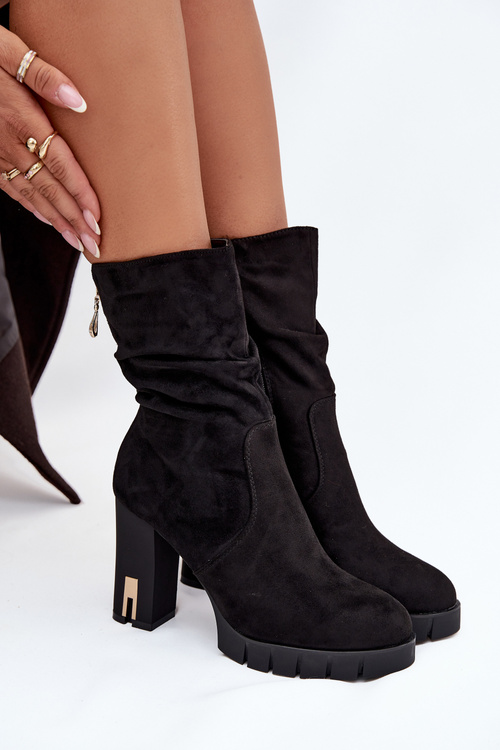 Ізольовані жіночі чоботи на підборах із золотим замком і зморщуванням Чорні Briannae