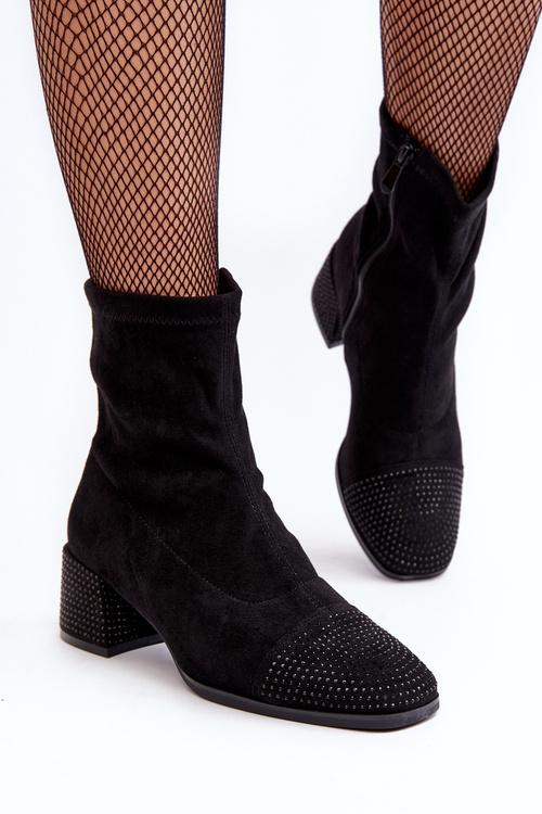 Жіночі чоботи на низькому каблуці з прикрасами чорного кольору Vissias