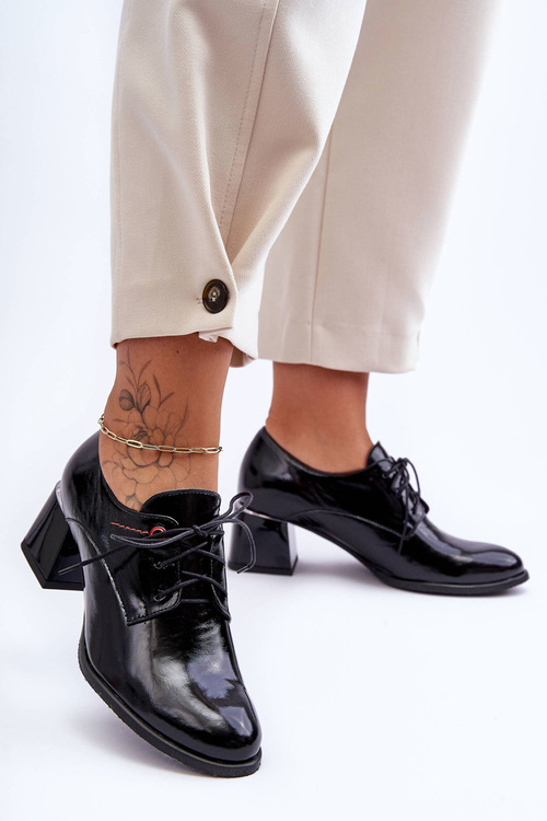 Шкіряні лаковані жіночі туфлі на підборах чорного кольору Keria