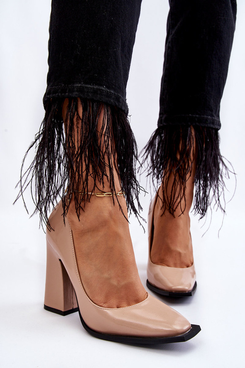 Модні лаковані туфлі на підборах голого кольору таємничі