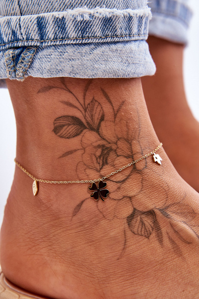 Браслет на щиколотку з модними золотими підвісками