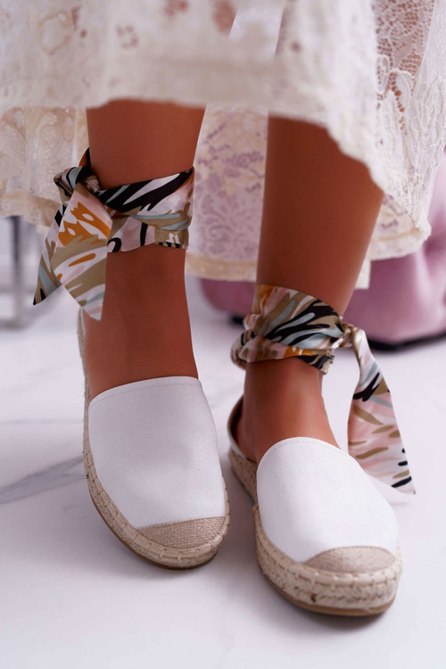 Жіночі еспадрільї, зав'язані білою мілою