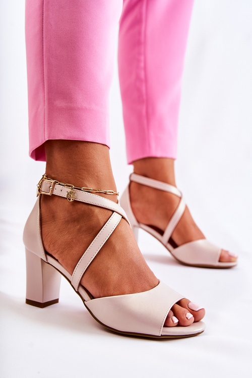 Бежеві жіночі шкіряні босоніжки на штанзі