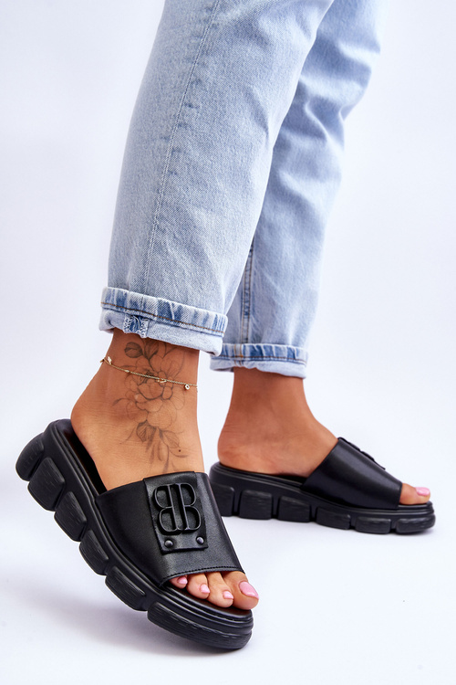 Жіночі шкіряні тапочки на платформі з декором Монро чорного кольору