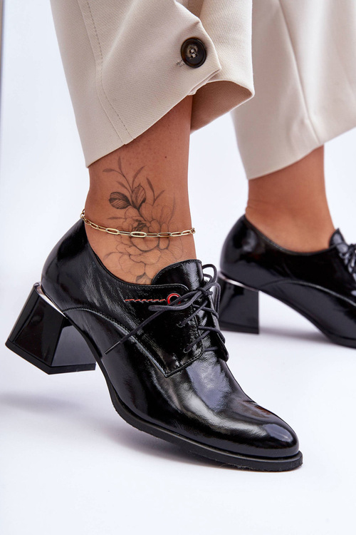 Шкіряні лаковані жіночі туфлі на підборах чорного кольору Keria