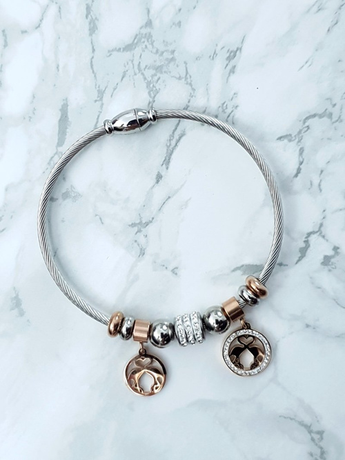 Жіночий браслет на сталевому дроті з підвісками-фламінго