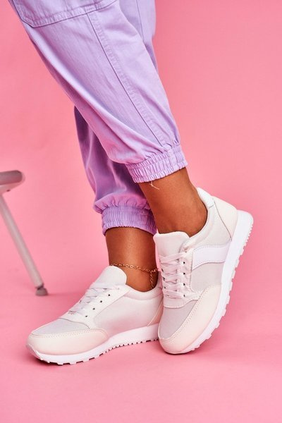 Спортивне жіноче взуття білого кольору