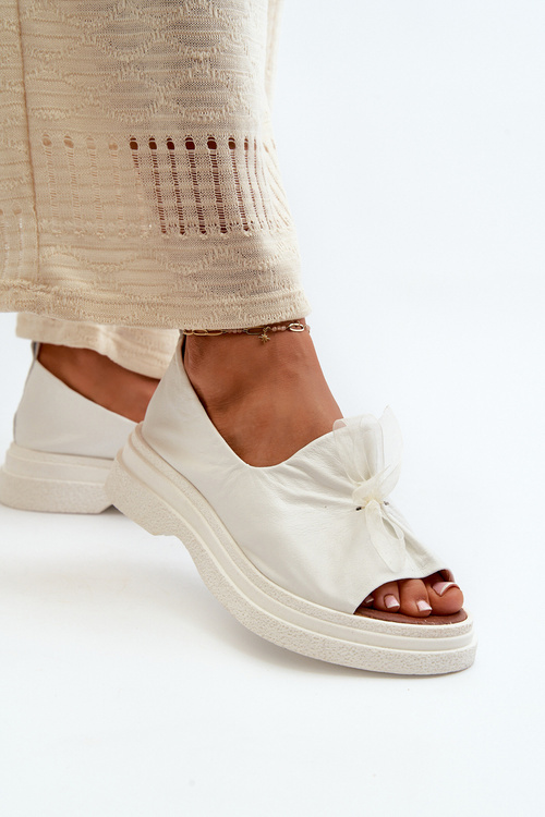 Білі жіночі шкіряні босоніжки з бантом Zazoo 2939