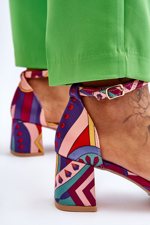 Атласні босоніжки з малюнком на низькому каблуці фіолетового та рожевого кольорів