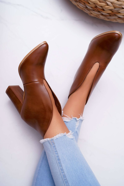 Жіночі черевики на шпильці з вирізами коричневого кольору Mantana