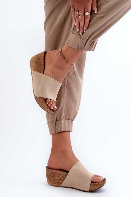 Бежеві замшеві жіночі босоніжки на танкетці Zazoo 40311