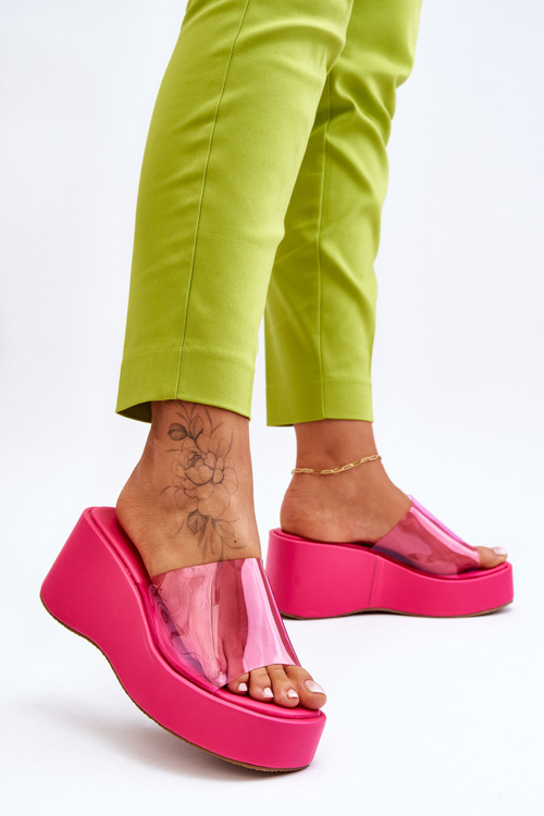 Жіночі прозорі тапочки на танкетці кольору фуксії Eliane