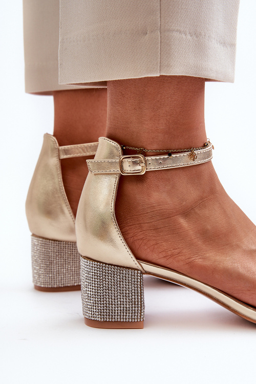 Жіночі босоніжки зі штучної шкіри на декорованому каблуці золотого кольору Wiatalia