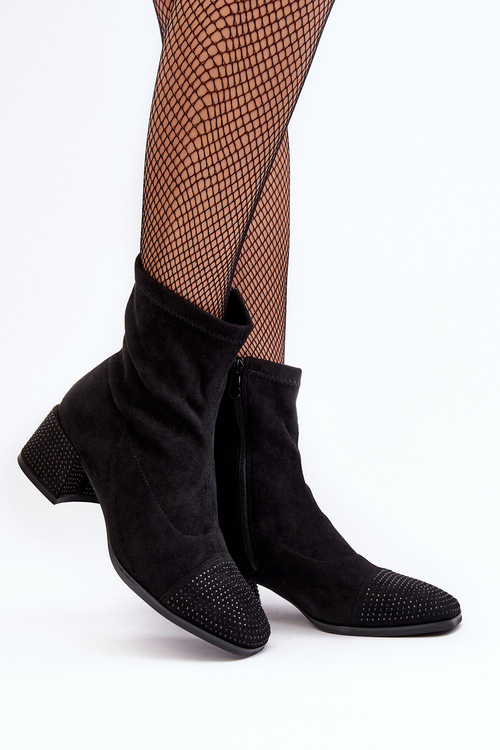 Жіночі чоботи на низькому каблуці з прикрасами чорного кольору Vissias