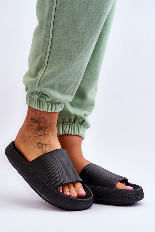 Модні поролонові тапочки на масивній платформі Black Linnea