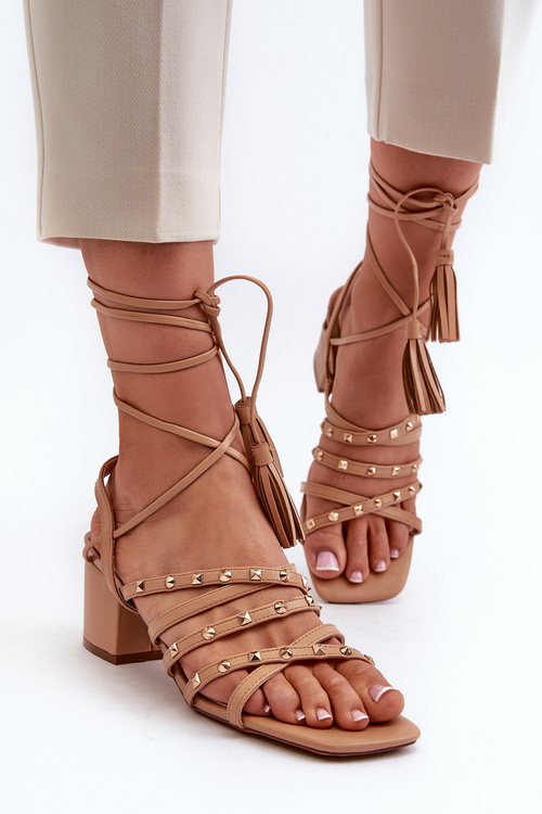 Босоніжки зі шнурівкою на низьких підборах, прикрашені шпильками Camel Chrisele