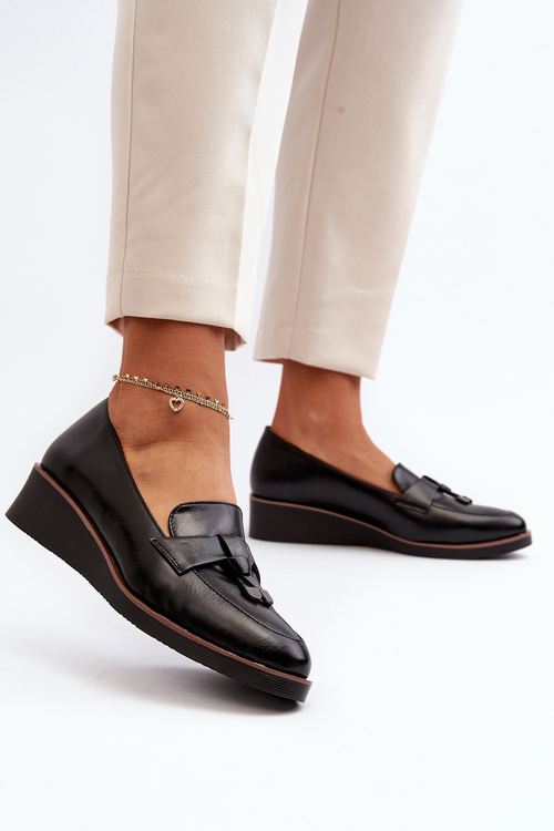 Жіночі туфлі на танкетці з прикрасами чорного мілірету