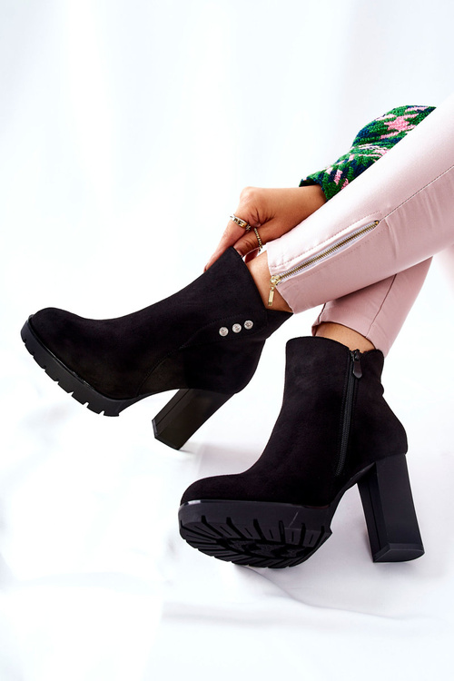 Замшеві чоботи на високому каблуці чорного кольору Lagerlla