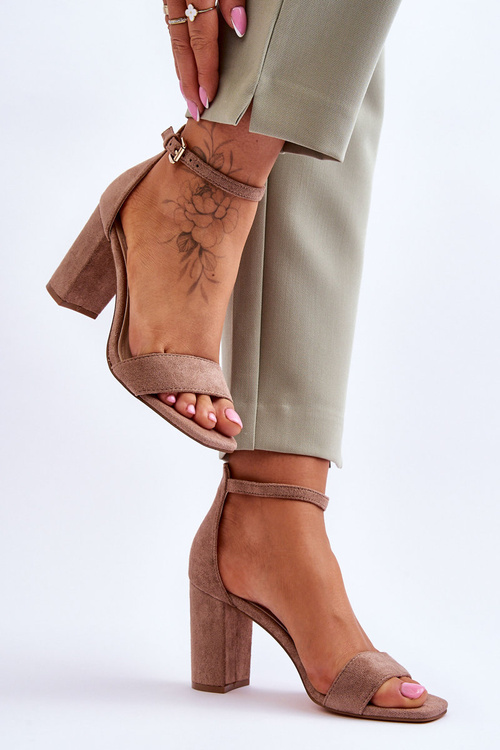 Жіночі класичні замшеві босоніжки коричневого кольору Passo