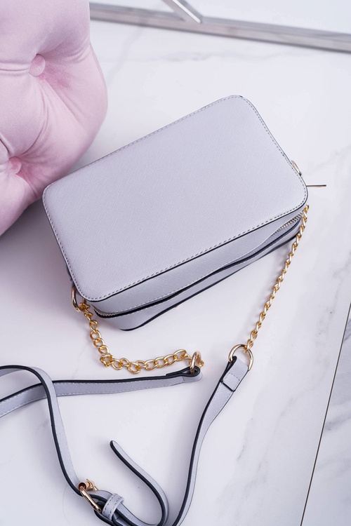 Сумочка через плече із золотим ланцюжком сірого кольору