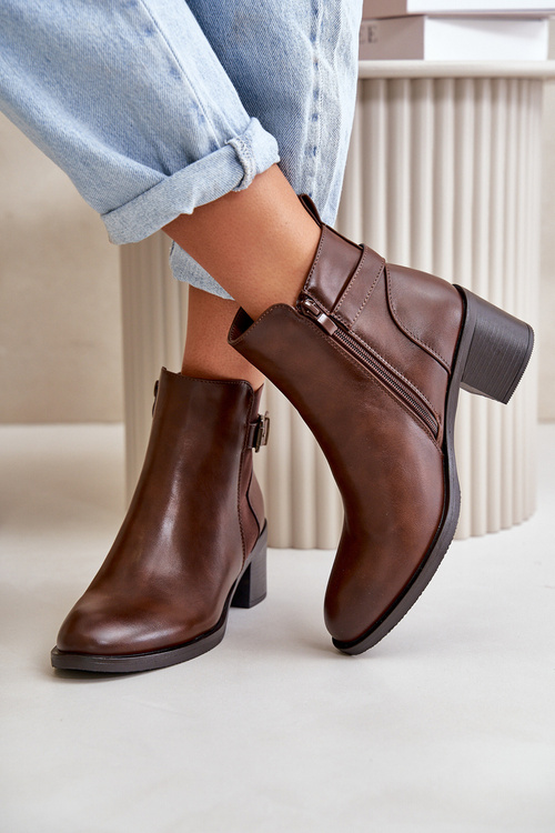 Жіночі утеплені ботильйони з пряжкою коричневого кольору Nevillira