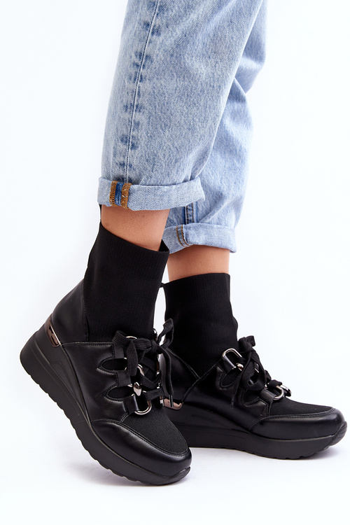 Жіночі чоботи на танкетці з носком чорного кольору Helladina