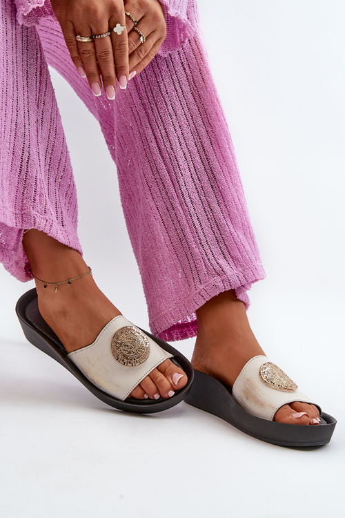 Шкіряні жіночі босоніжки на танкетці Zazoo 2920 із золотистими деталями