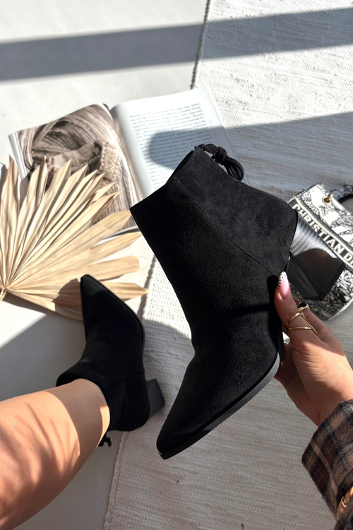 Жіночі ботильйони на підборах з шнурівкою чорні Halisse