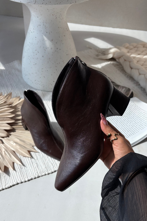 Екологічні шкіряні жіночі черевики на каблуку шоколадні Rylina