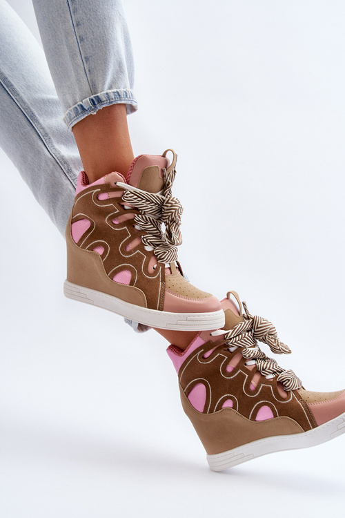 Жіночі рожеві кросівки на танкетці Leoppa