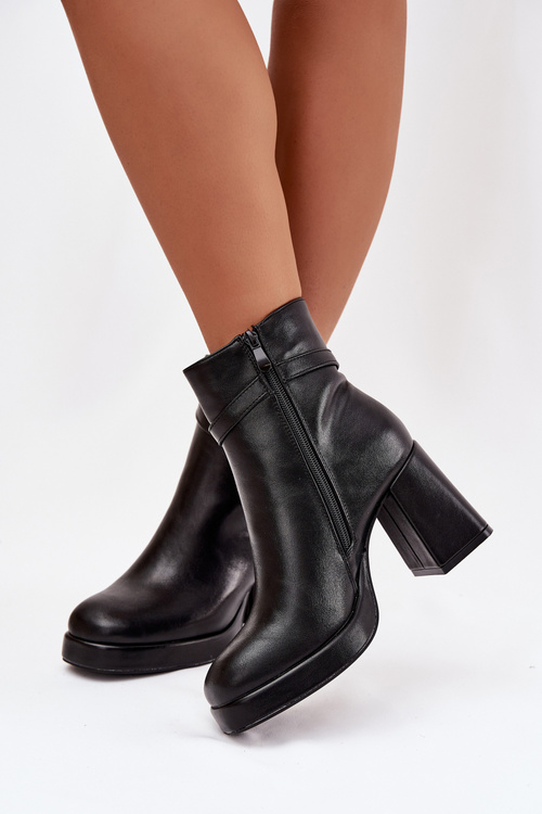 Теплі жіночі чоботи на каблуці з оздоблювальним ремінцем чорні Giordina