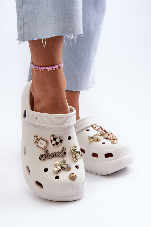 Жіночі легкі поролонові шльопанці на товстій підошві та декоративних шпильках білого кольору Effiora