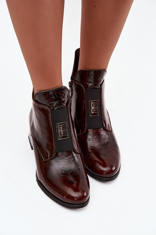 Шкіряні лаковані ботильйони на каблуці з декоративним елементом утеплені Zazoo 60560 темно-коричневі