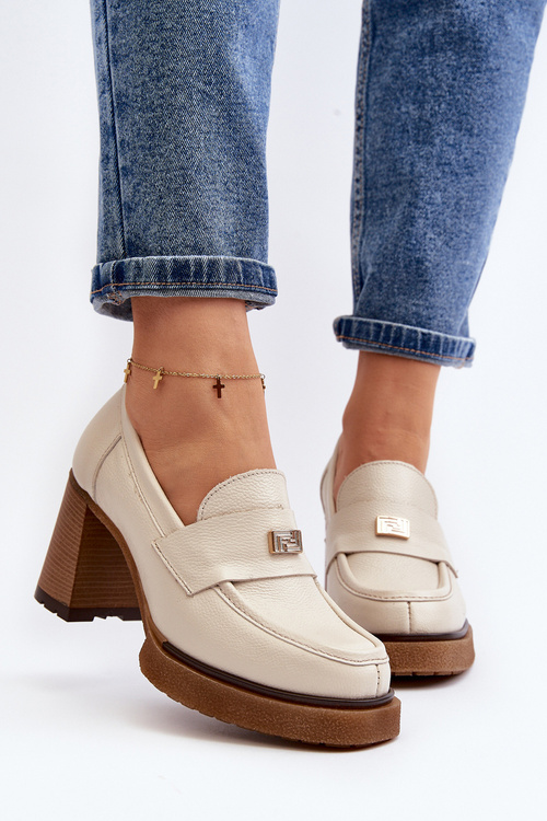 Шкіряні туфлі на опорі з золотистим декором світло-бежева Mikeyla