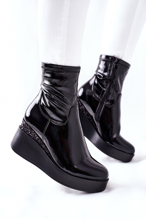 Жіночі чоботи на танкетці лаковані Black Therapie