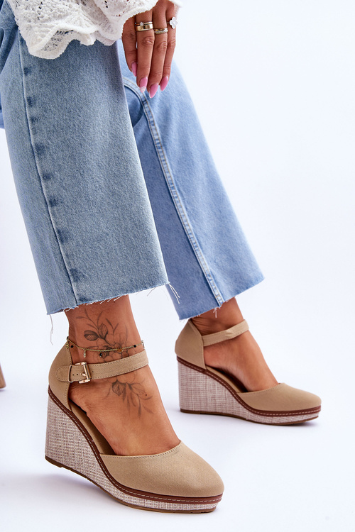 Жіночі класичні босоніжки на танкетці темно-бежевого кольору Malani