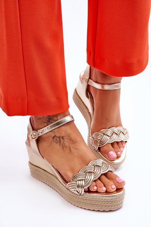 Класичні шкіряні босоніжки на танкетці Gold Denisse