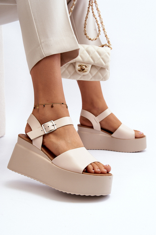 Жіночі босоніжки на танкетці бежевого кольору Geferia