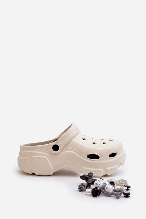 Жіночі легкі пінопластові шорти на масивній підошві білого кольору Matirra