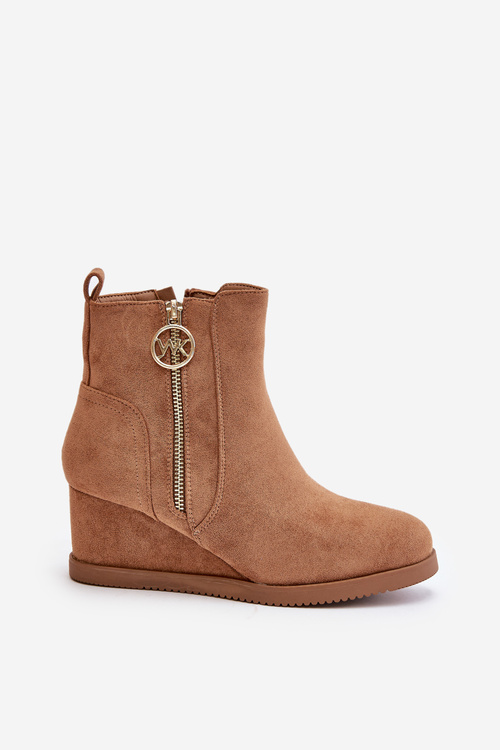 Утеплені чоботи на танкетці з декоративною блискавкою з еко замші верблюжого кольору Leretha