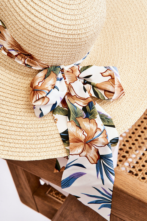 Елегантна жіноча шапка з бантом з матеріалу світло-бежевого кольору