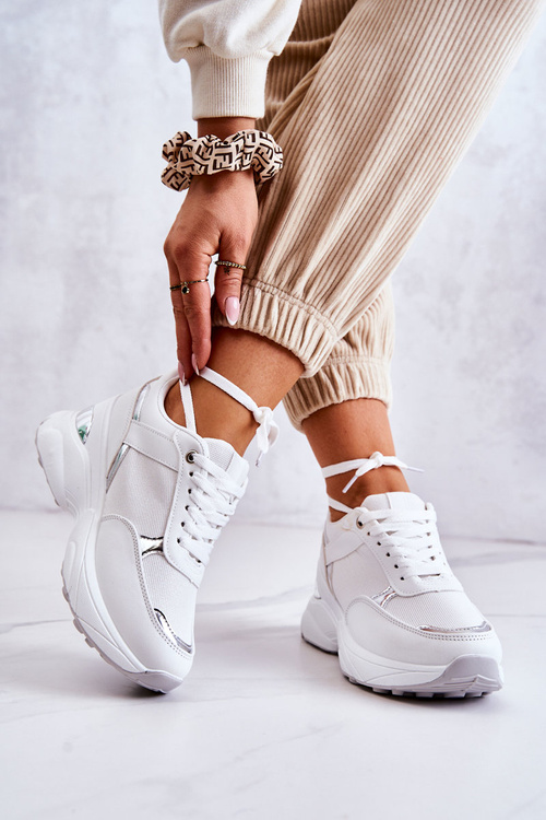 Жіноче блискуче спортивне взуття на танкетці білого кольору Activity