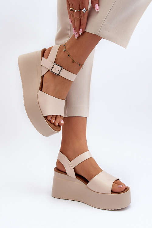 Жіночі босоніжки на танкетці бежевого кольору Geferia