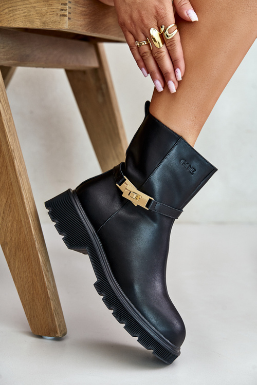 Шкіряні жіночі ботильйони з ремінцем ізольовані GOE OO2N4150 Чорні