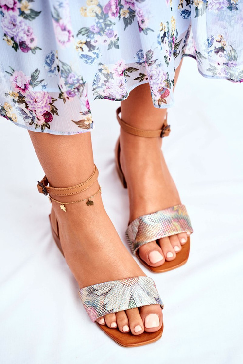 Шкіряні блискучі сандалі Maciejka 04618-29 Camel