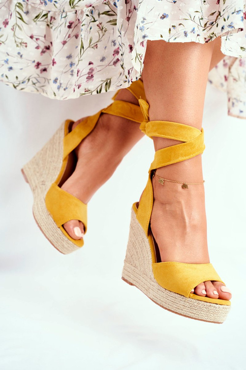Жіночі босоніжки на танкетці, жовті Belleza