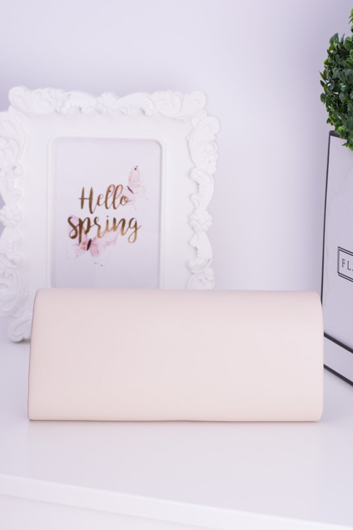 Бежевий клатч із золотим ланцюжком з перлами