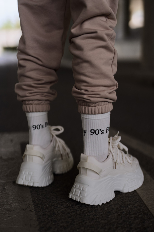 Жіночі кросівки на масивній підошві світло-бежевого кольору Nevela