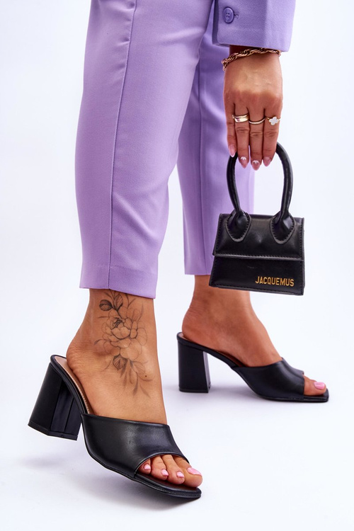 Жіночі шкіряні класичні тапочки Лоара чорного кольору