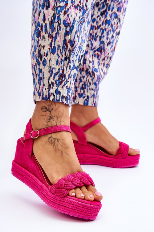 Класичні замшеві босоніжки на танкетці кольору фуксії Denisse